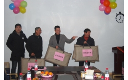 為已退休還堅（jiān）守在（zài）崗位的老員工頒獎