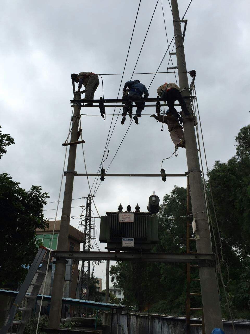 正在進行農村變（biàn）壓器的改造工作